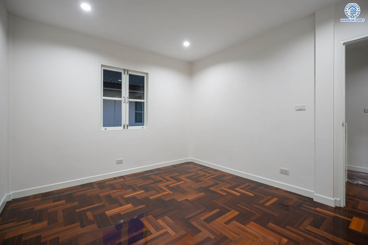 บ้านมือสองตกแต่งใหม่ โครงการ ชลลดา วัดลาดปลาดุก บ้านเดี่ยวหลังมุม คุณภาพระดับ L&H บนเนื้อที่ 57.7 ตร.ว. ฟังก์ชัน 3 ห้องนอน 2 ห้องน้ำ จอดรถได้ 1 คัน บนทำเลศักยภาพ เพียง 15 นาทีถึงเซ็นทรัลเวสท์เกต ใกล้รถไฟฟ้าสายสีม่วง "สถานีคลองบางไผ่"